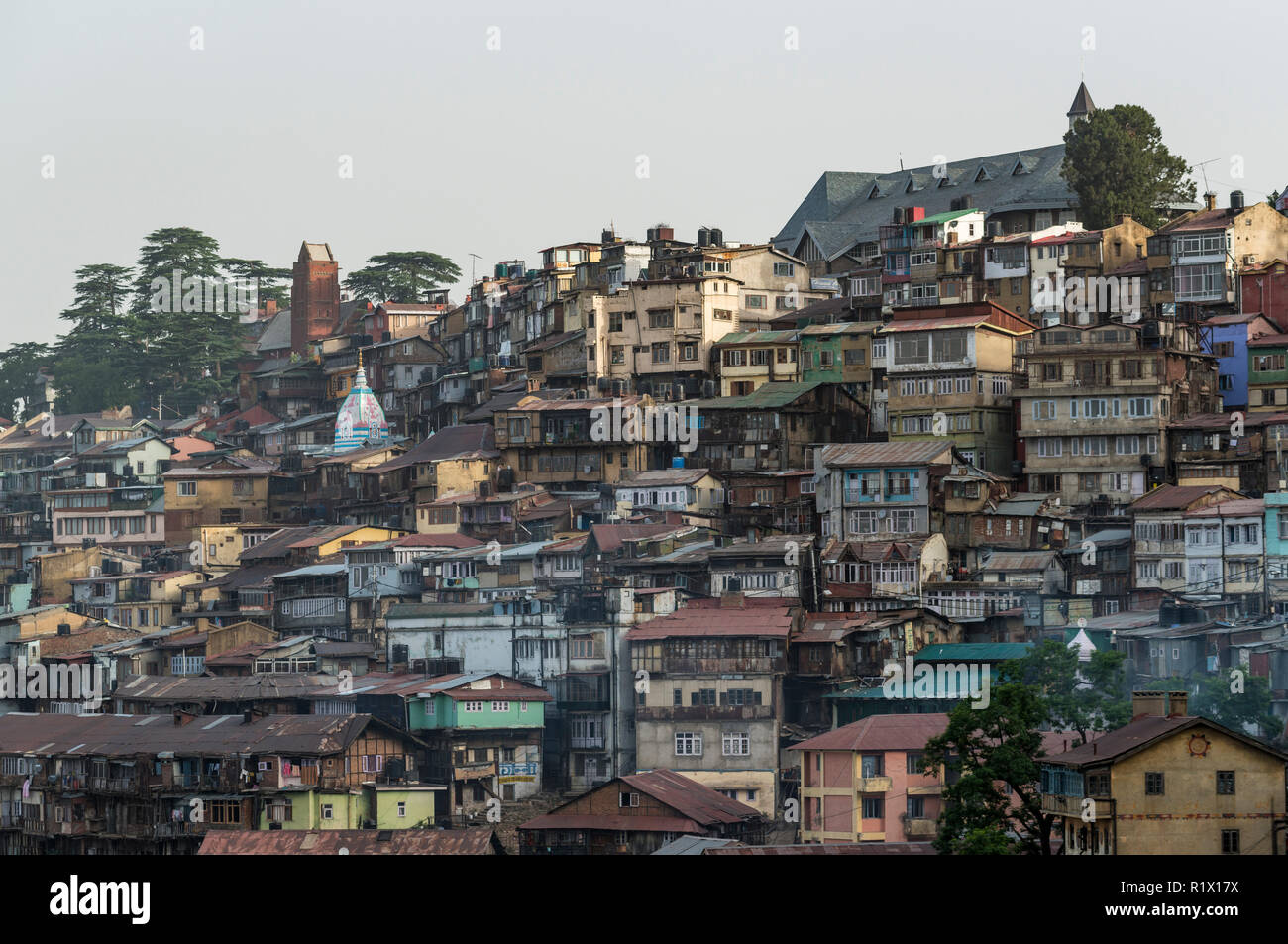 Die Häuser in Shimla, der Hauptstadt des Staates Himachal Pradesh und ein sehr beliebtes hillstation bei 2.200 m, sind am Hang eines Berges rid zusammengedrückt Stockfoto