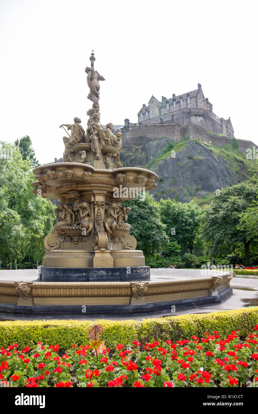 Edinburgh/Schottland - August 2012: Wasser Brunnen mit Edinburgh Castle im Hintergrund Stockfoto