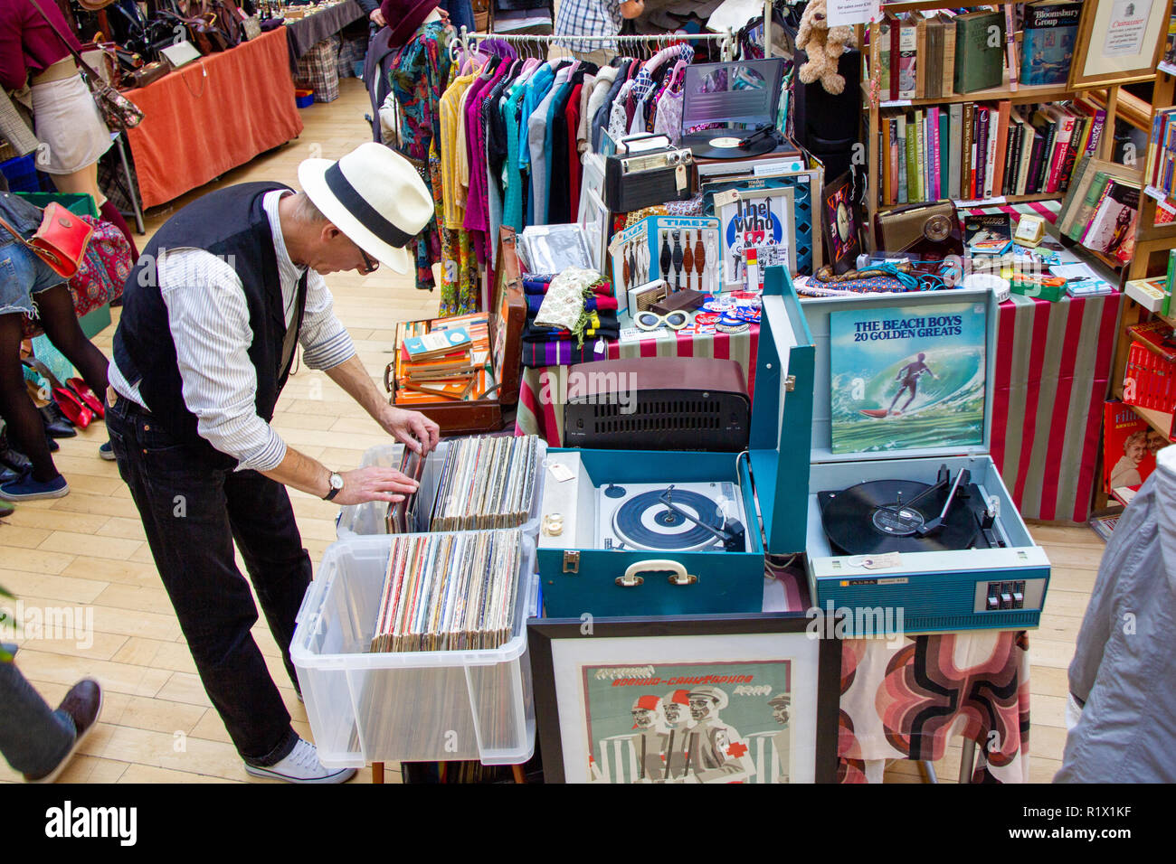 Leeds/England - September 22 2012 Mann Datensätze durchsehen Retro vinyl Marktstand Stockfoto