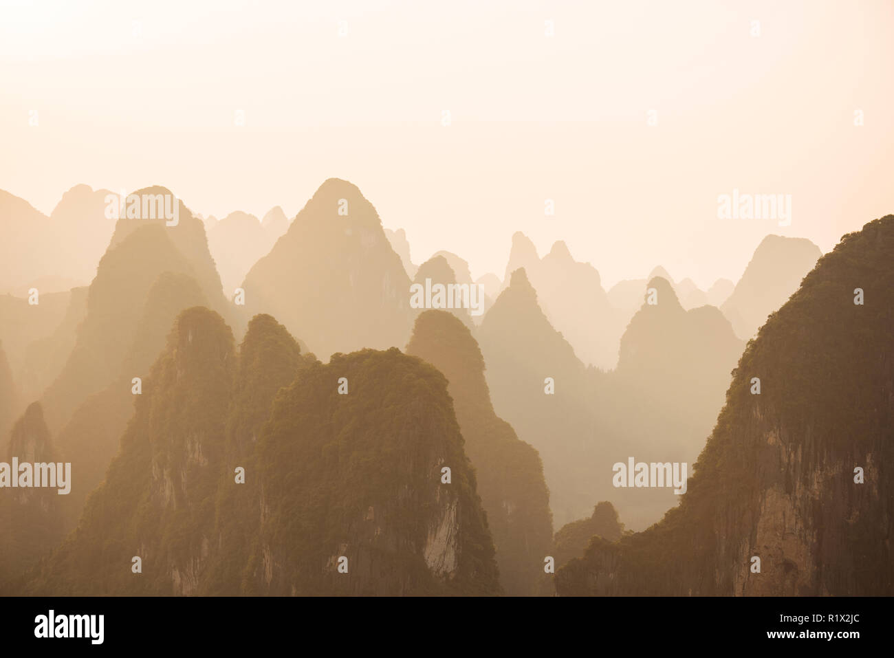 Sonnenuntergang über Karst Hügel von Lao Zhai, Xingping, Guilin, Guangxi Provinz, China Stockfoto