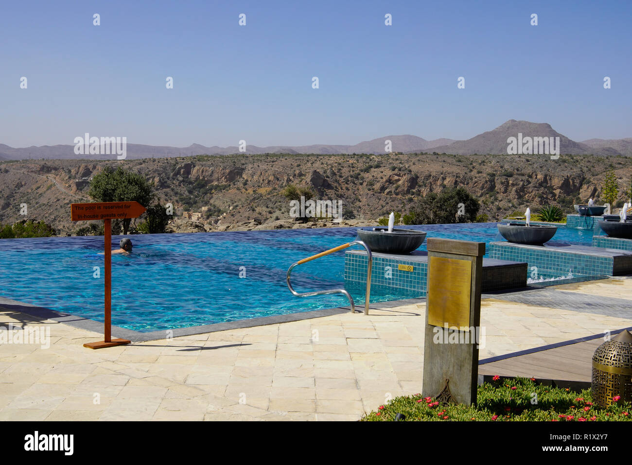 Blick auf den Infinity-Pool im Anantara Al Jabal Akhdar Resort. Das Hotel liegt im Hügelland Jebel Akhdar. Al-Hadschar-Gebirge im Nordosten Omans. Stockfoto