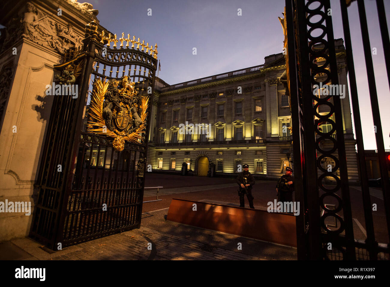 Buckingham Palace Gates bei Dämmerung, Central London, England, Vereinigtes Königreich Stockfoto