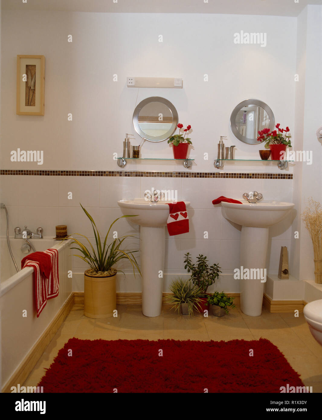 Paar Podest Becken in der modernen Badezimmer Stockfoto