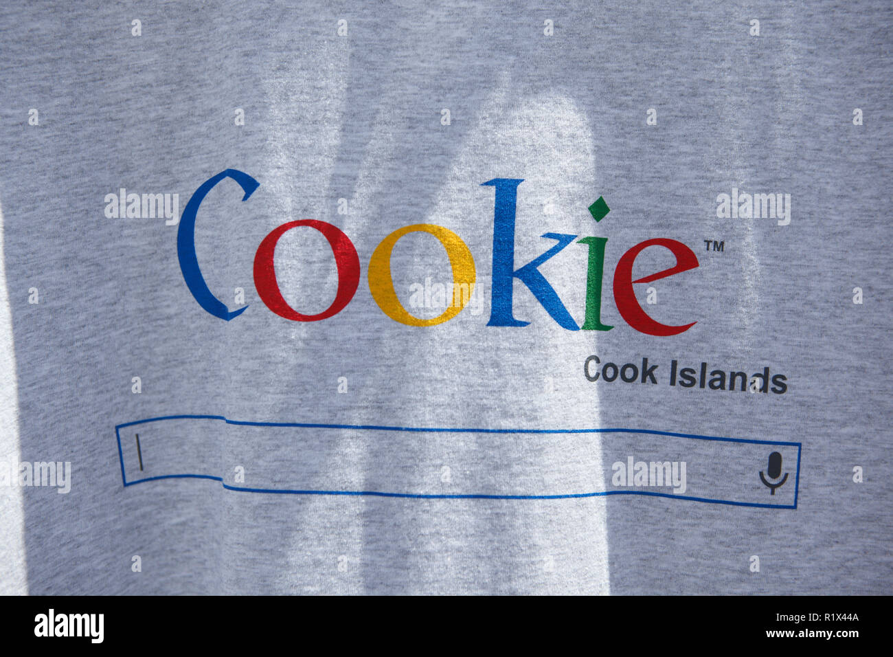 T-Shirt mit einem Cook Inseln Google Suche Parodie. Stockfoto