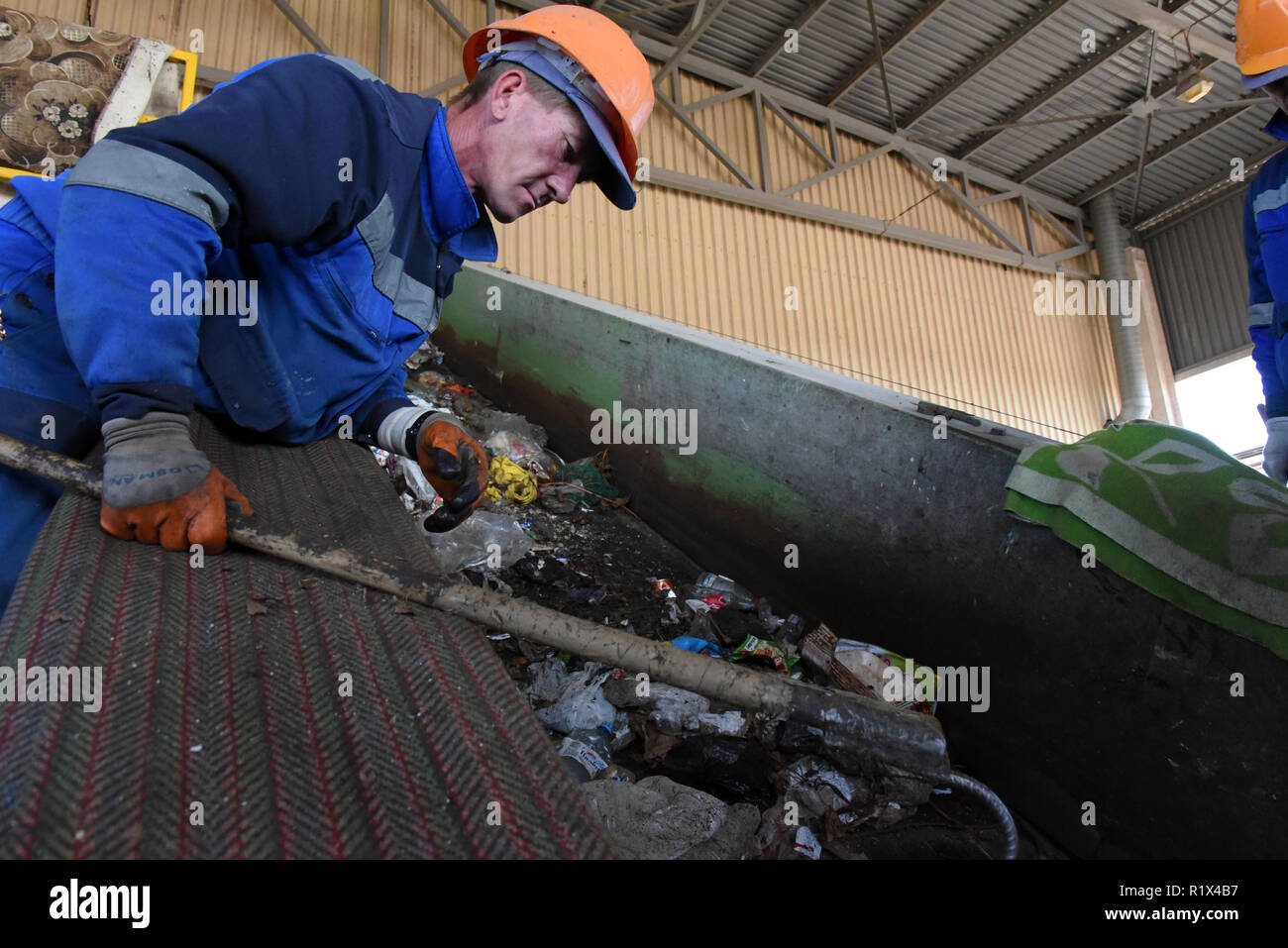 Manuelle Sortierung Abfall Linie an der gemischten Abfälle Processing Facility in Astrachan, Russland Stockfoto