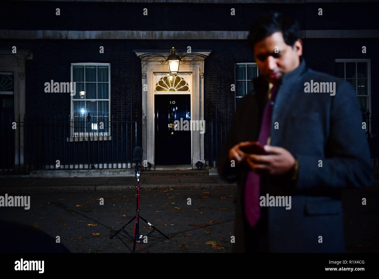Sky News politische Editor Faisal Islam Berichterstattung aus der Downing Street, London. Stockfoto