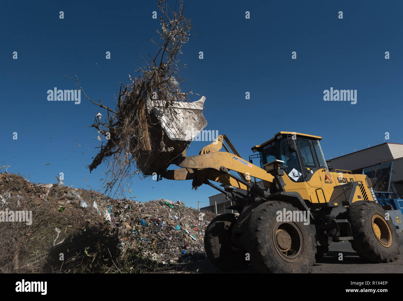 Lader an der gemischten Abfälle Processing Facility in Astrachan, Russland Stockfoto