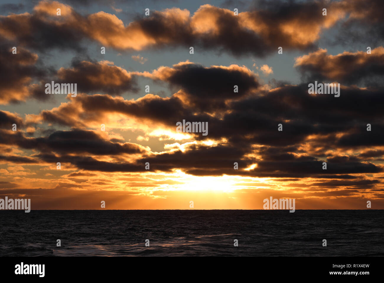Geht die Sonne über dem Polarkreis Stockfoto