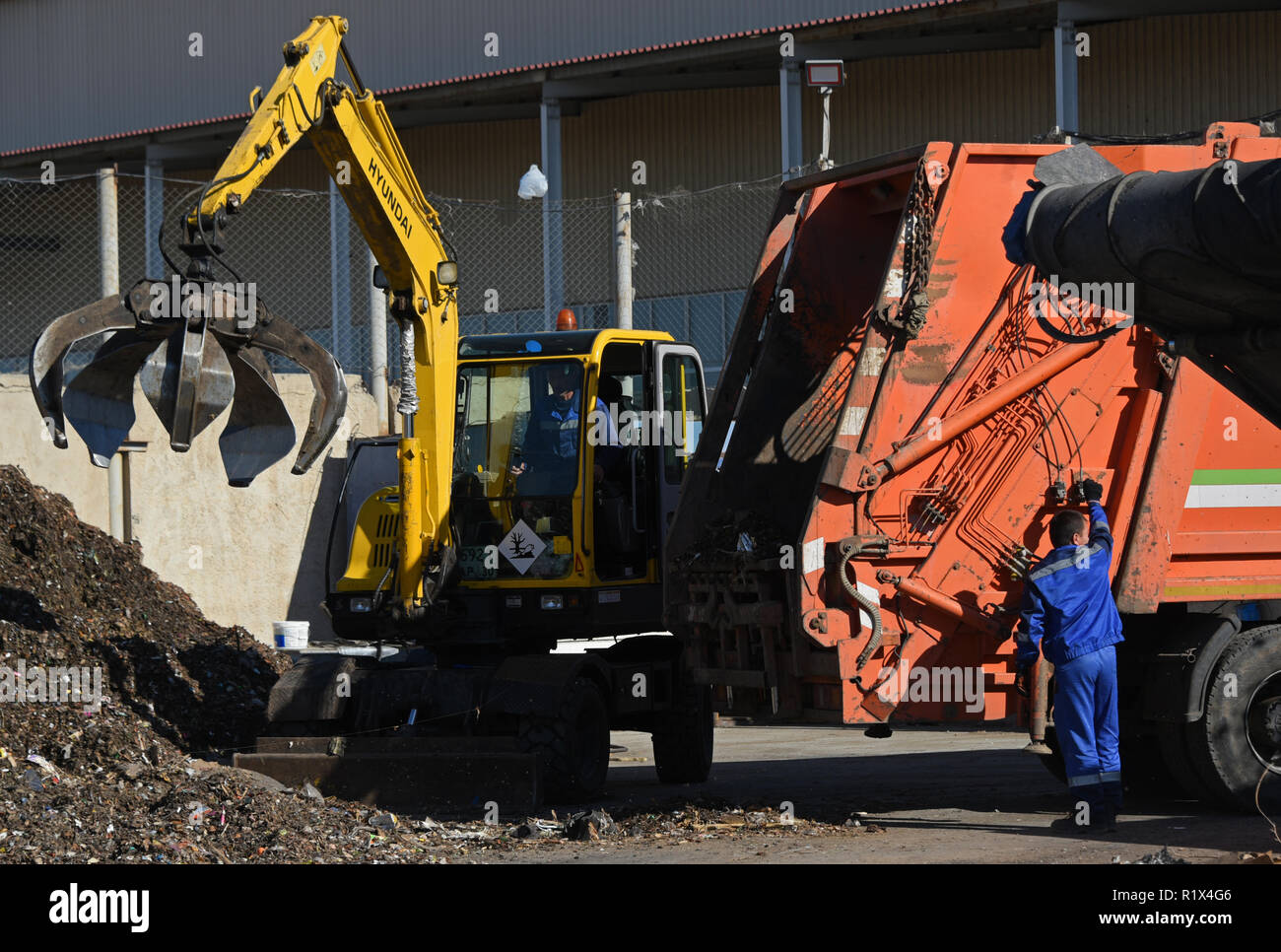 Lader an der gemischten Abfälle Processing Facility in Astrachan, Russland Stockfoto