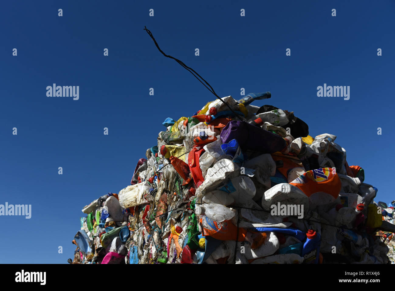 Gedrückt, Kunststoff Würfel für das Recycling an der gemischten Abfälle Processing Facility in Russland. Stockfoto
