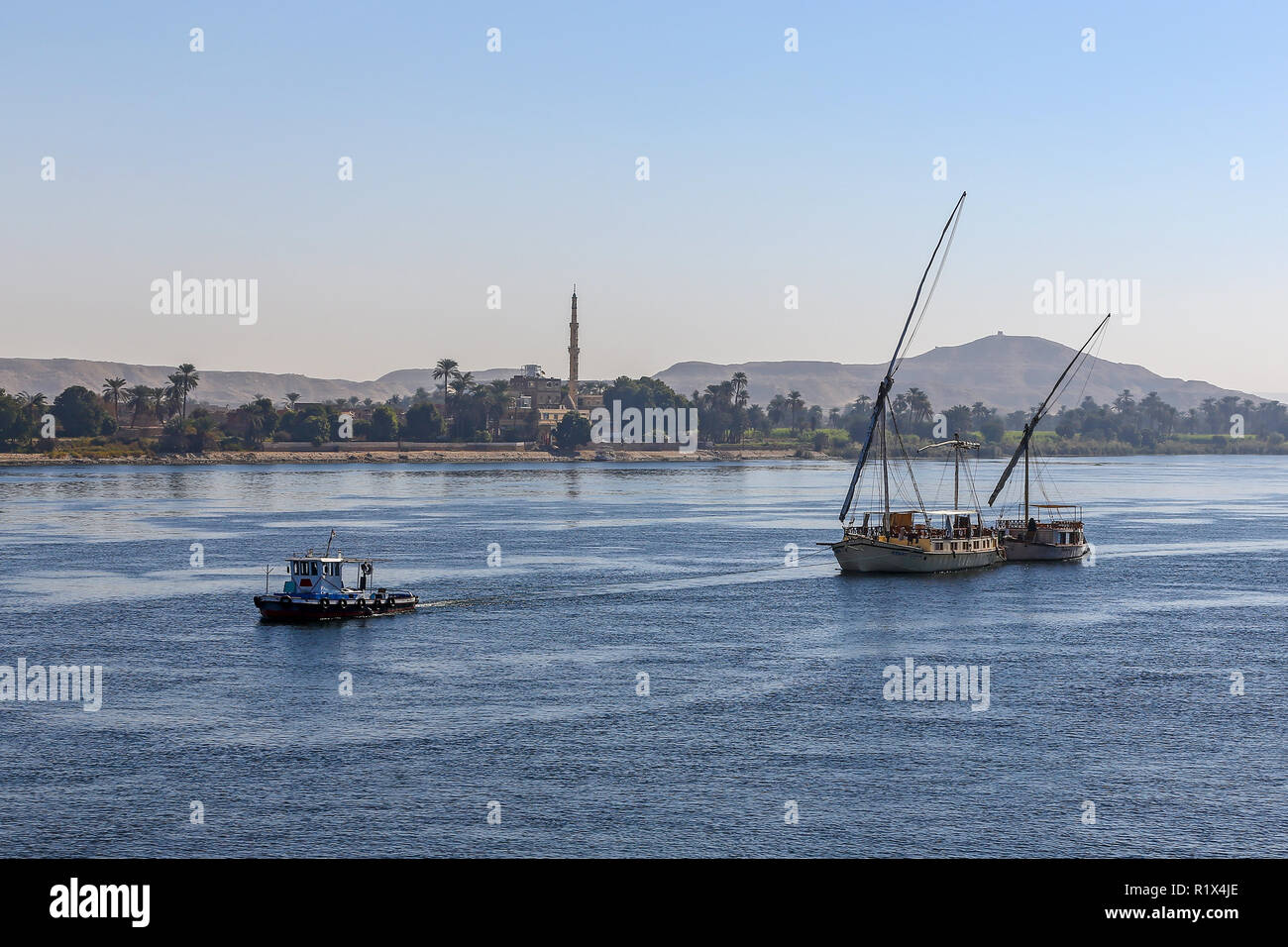 Dahabiyas, oder traditionelle Segelboote, von einem Schlepper auf dem Nil in den Morgen in Esna Stadt gezogen zu werden auf dem Weg nach Assuan, Ägypten, Afrika Stockfoto