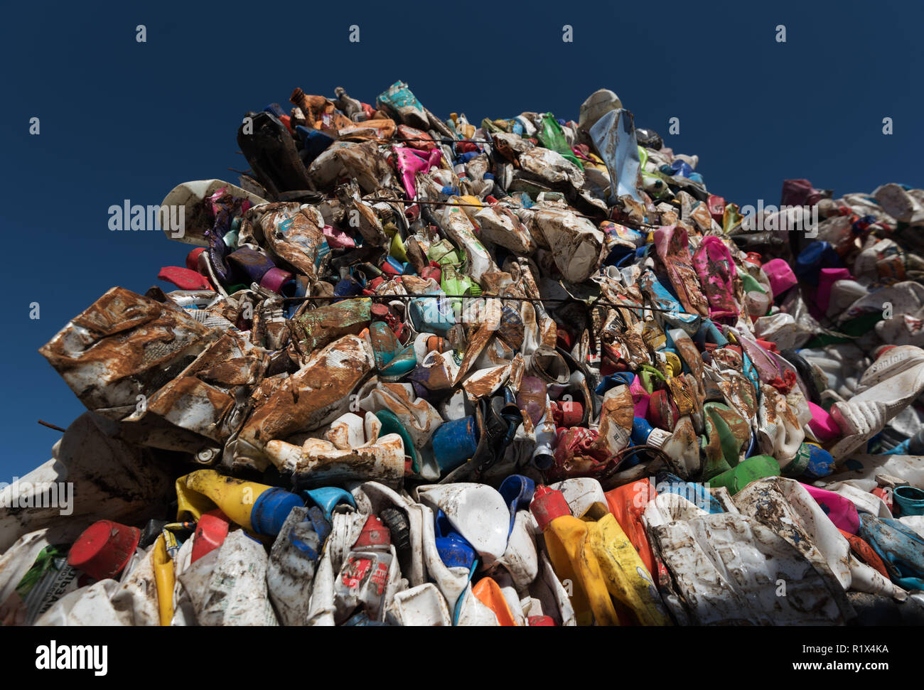 Gedrückt, Kunststoff Würfel für das Recycling an der gemischten Abfälle Processing Facility in Russland. Stockfoto