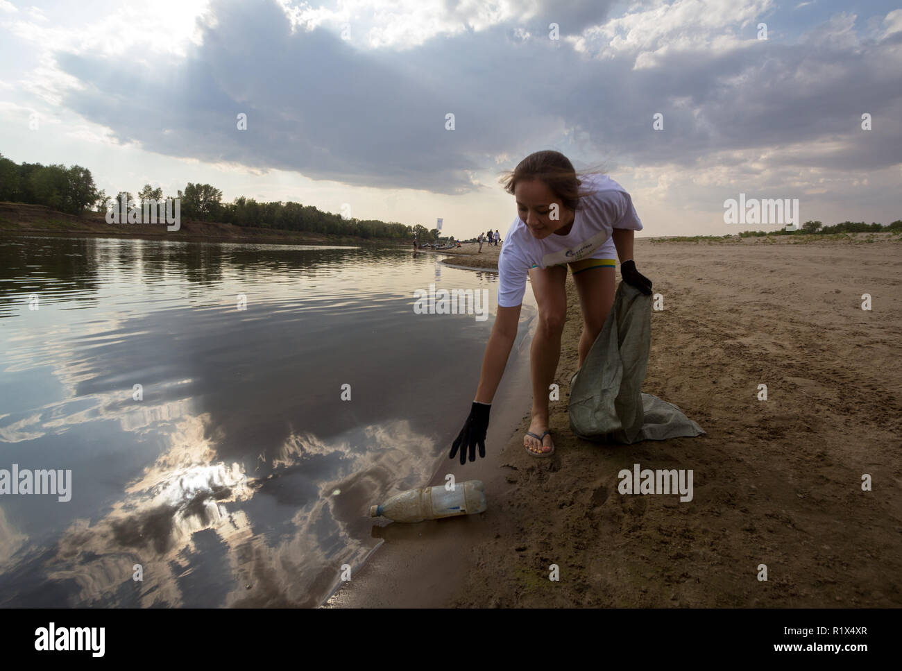 Manuelle Kunststoff Müllabfuhr in Astrachan, Russland Stockfoto
