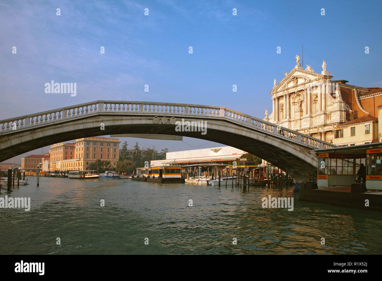 Ponte Dei Scalzi, Venedig, Italien: dem Grand Canal und der Chiesa dei Scalzi über Stockfoto