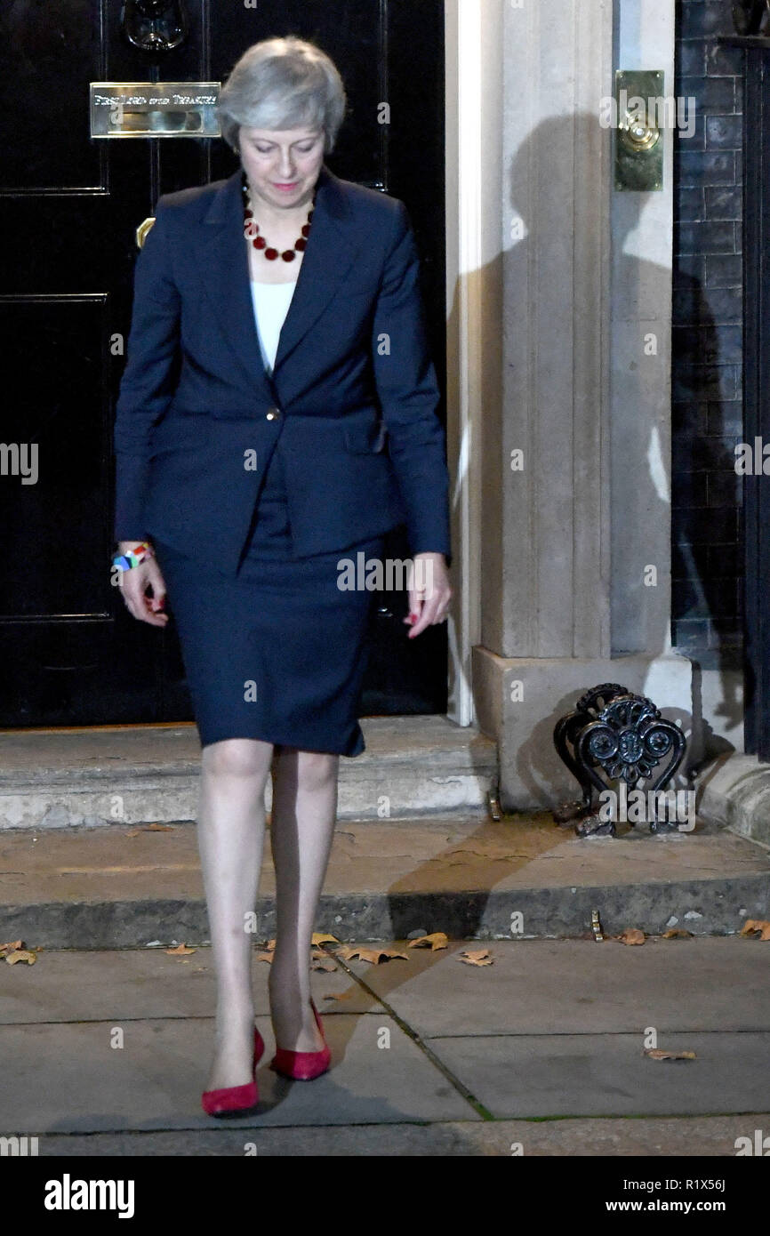 Premierminister Theresa May macht eine Aussage außerhalb 10 Downing Street, London, bestätigt, wonach das Kabinett den Entwurf des Brexit Rückzug Vereinbarung zugestimmt hat. Stockfoto