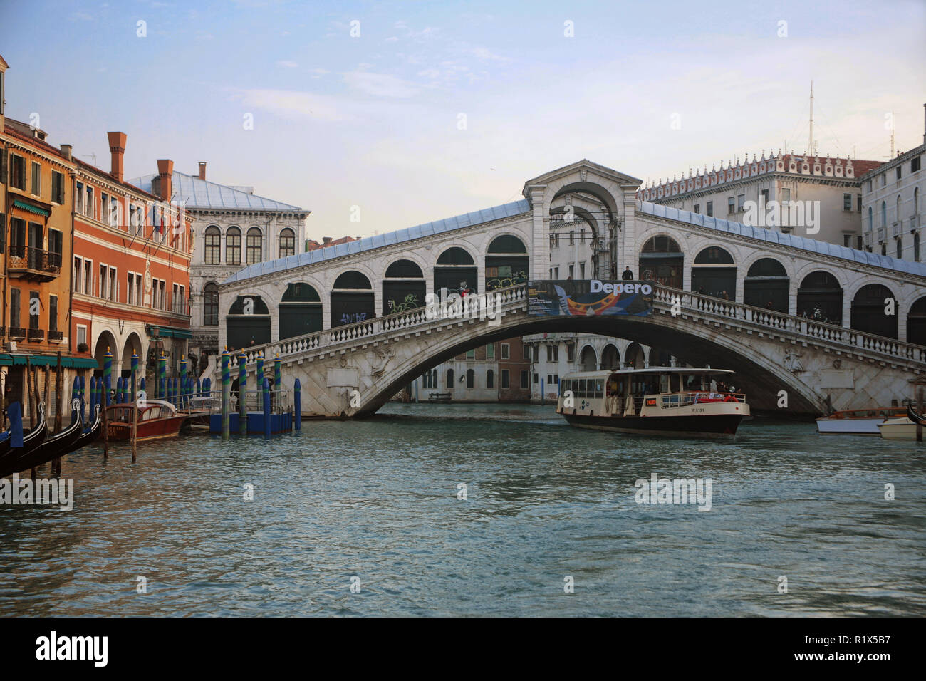 Ponte di Rialto, Grand Canal, Venice, Italien: ein Vaporetto ergibt sich aus unter der Brücke Stockfoto