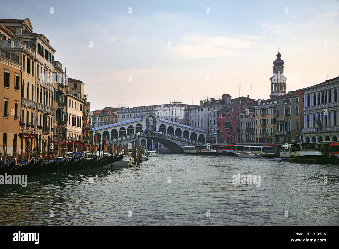 Ponte di Rialto, Venedig, Italien: der Grand Canal, in den frühen Morgen mit auf der einen Seite und Gondeln auf die andere vaporettos Stockfoto