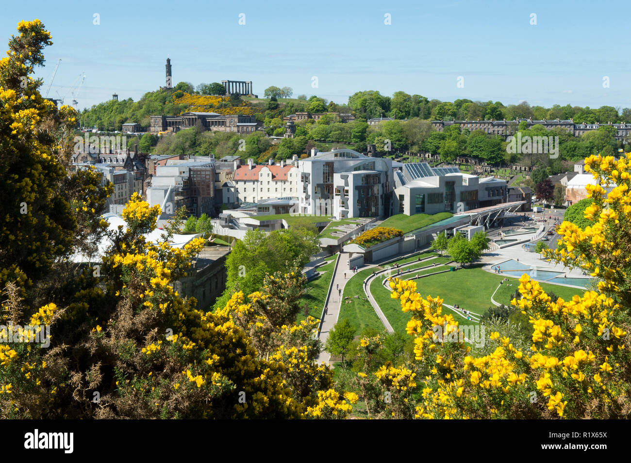 Eine Ansicht des Schottischen Parlaments in Holyrood und Calton Hill, Edinburgh, Schottland. Stockfoto