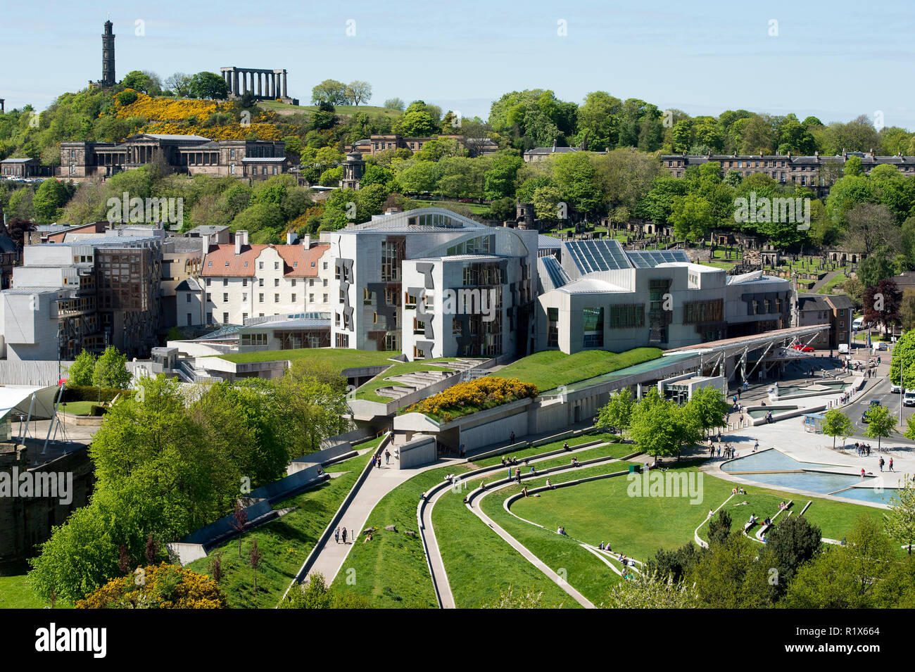 Eine Ansicht des Schottischen Parlaments in Holyrood und Calton Hill, Edinburgh, Schottland. Stockfoto