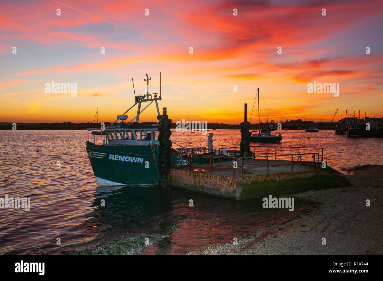 Die Sonnenuntergänge in Leigh-on-Sea Essex nach einem sehr milden Herbst Tag. Die Wettervorhersage ist für Temperaturen über Großbritannien erreichen deutlich über avara Stockfoto