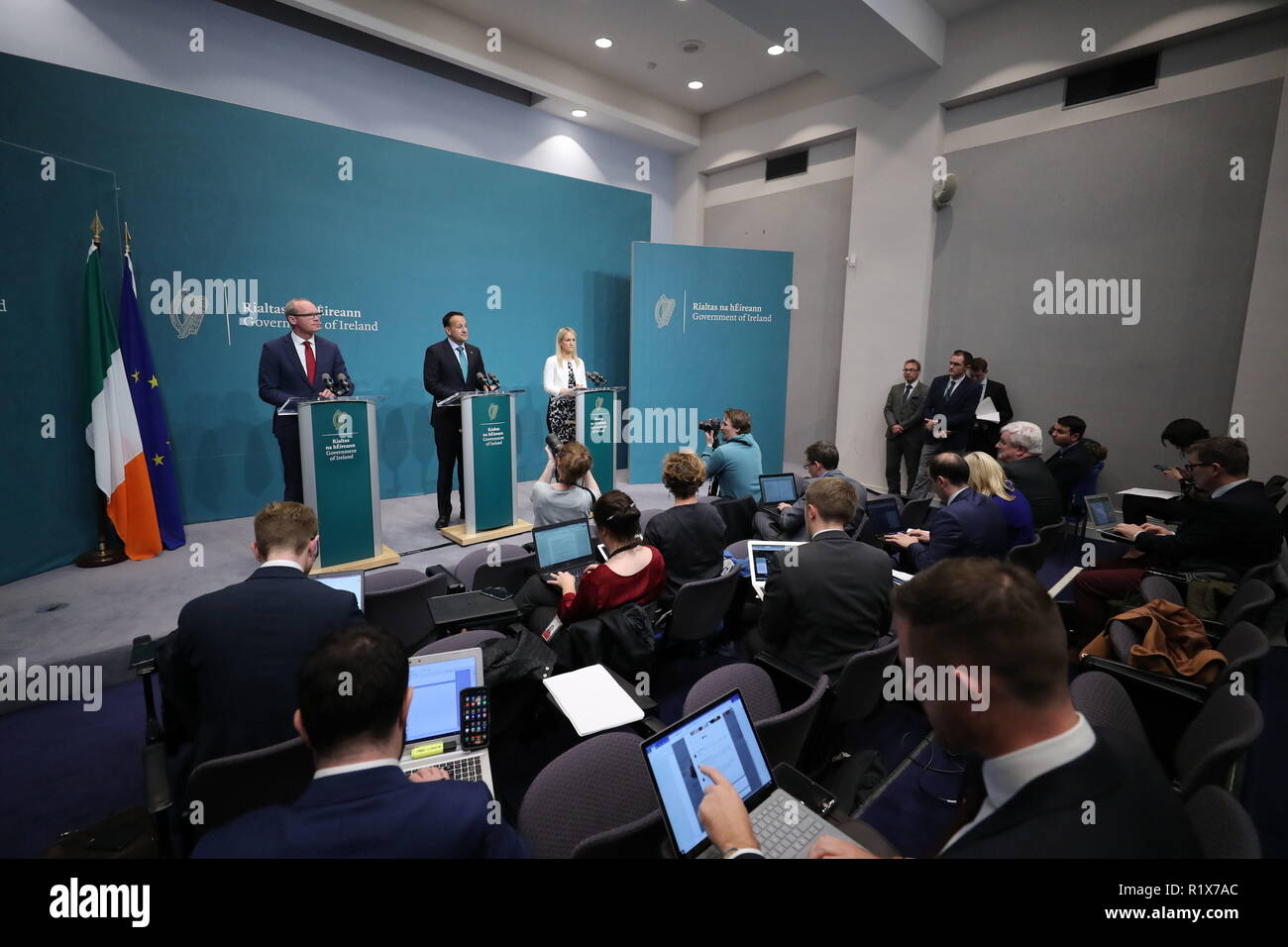 Taoiseach Leo Varadkar, stellvertretende Premierministerin Simon Coveney und Minister für Europäische Angelegenheiten Helen McEntee auf einer Pressekonferenz am Brexit auf Regierungsgebäude in Dublin sprechen. Stockfoto