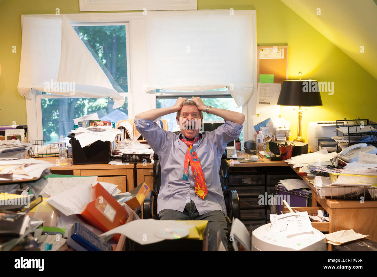 Geschäftsmann in vorratskäufer ist unordentlich Home Office, USA Stockfoto