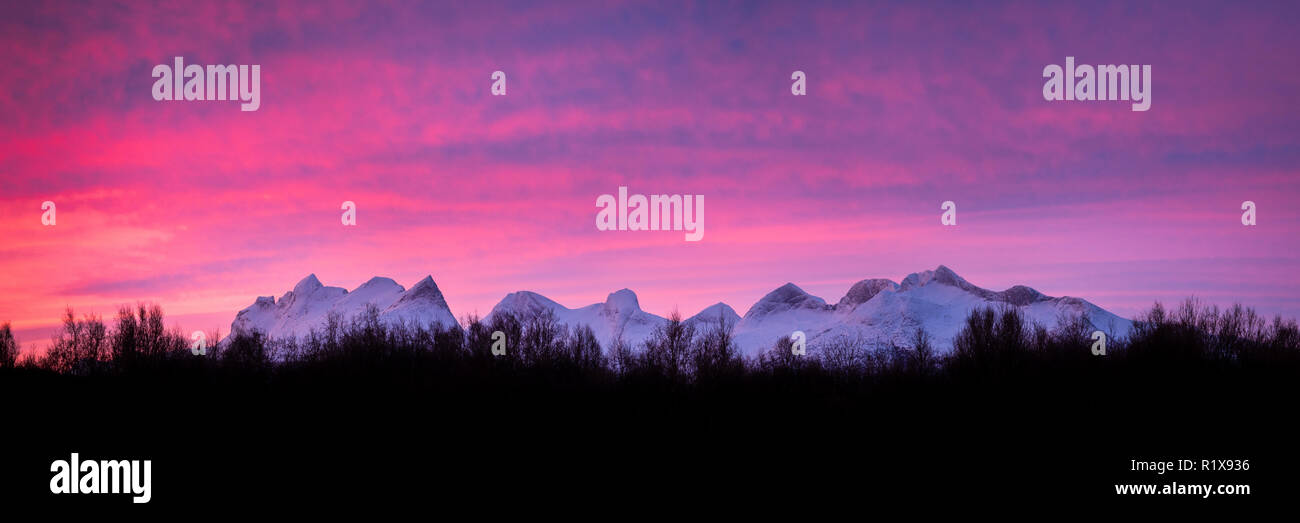 Panoramablick auf die Bergkette Børvasstindene Schuß bei Sonnenaufgang im Winter. Stockfoto