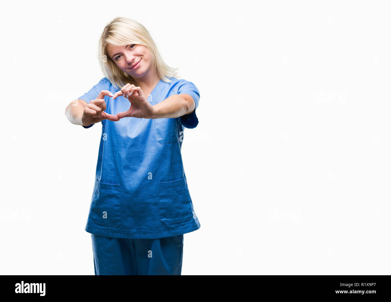 Junge schöne blonde Krankenschwester Arzt Frau über isolierte Hintergrund lächelnd in Liebe mit Herz und Formen mit den Händen. Romantische Konzept. Stockfoto