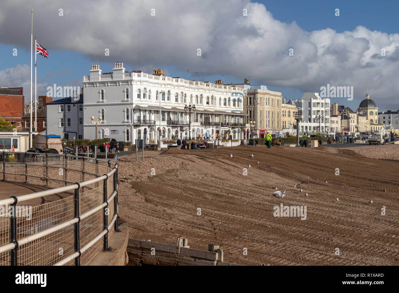 WORTHING, WEST SUSSEX/UK - 13. NOVEMBER: Blick auf die Gebäude entlang der Strandpromenade in Worthing West Sussex am 13. November 2018. Nicht identifizierte Personen Stockfoto