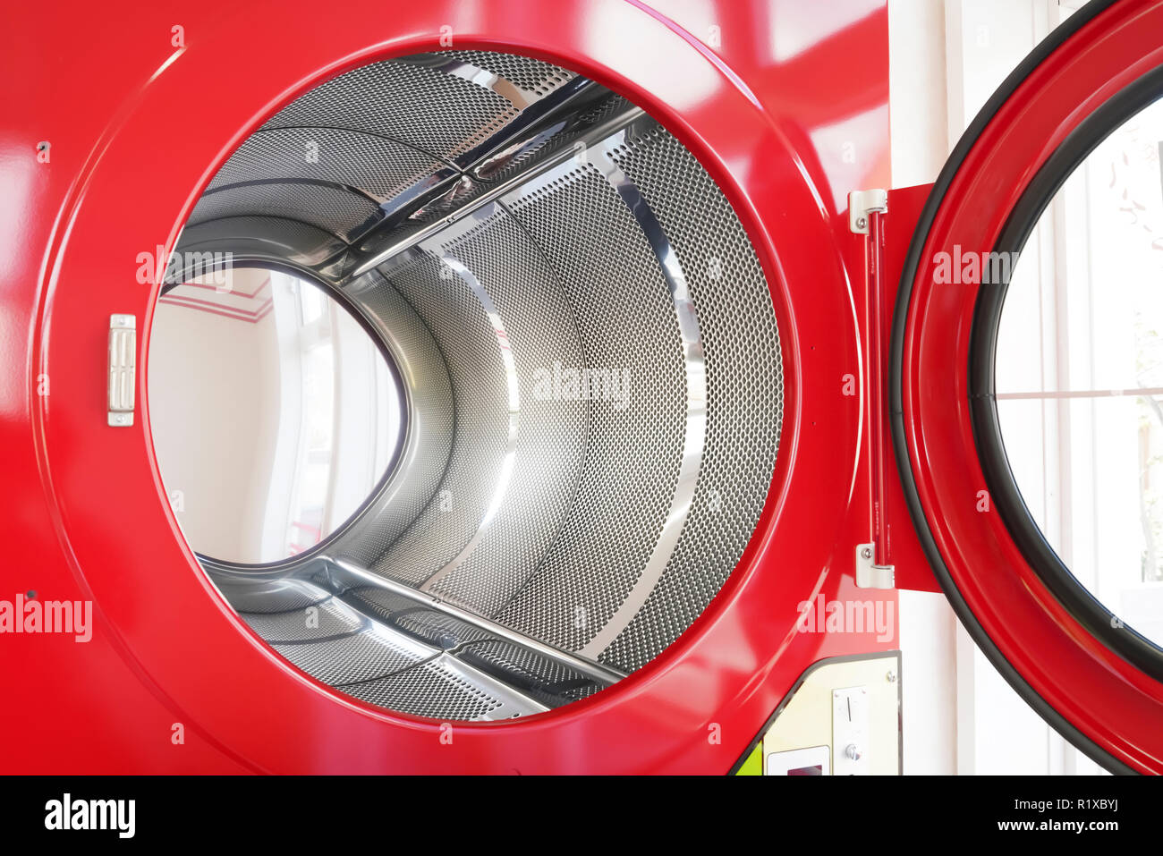 Nahaufnahme der industriellen Waschmaschine in einem öffentlichen Waschsalon Stockfoto