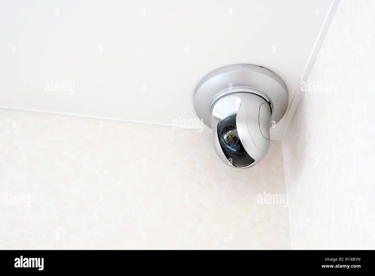 CCTV-Kamera an der Decke, die im Inneren des Gebäudes für Kriminalität schützen Stockfoto