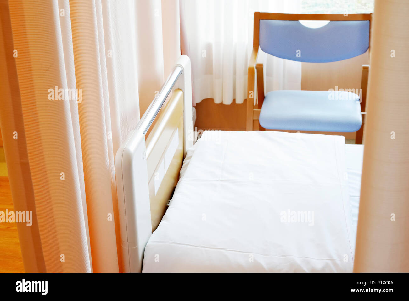 Medizinische Vorhang hängen von einem Geländer in einem Krankenhaus, Vorhang Stockfoto