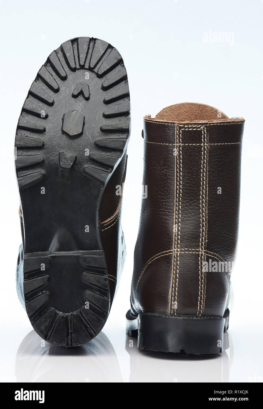 Hoch Dunkelbraun militärischen Schuhe auf weißem Hintergrund Stockfoto