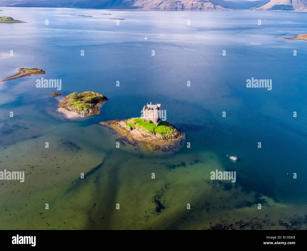 Antenne des historischen Schlosses Stalker im Herbst in Argyll, Schottland, Vereinigtes Königreich Stockfoto