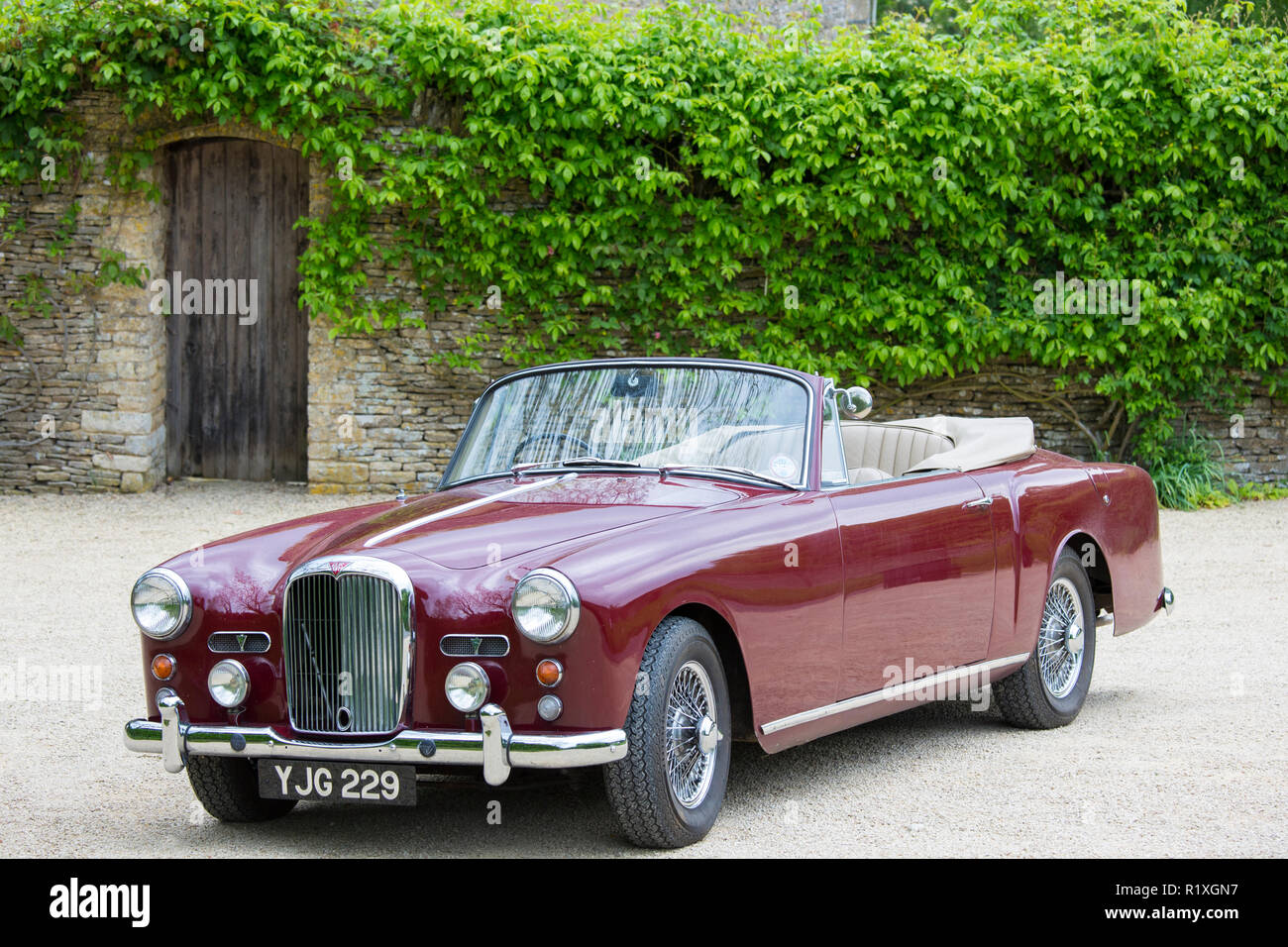 Engländer Alvis TD21 DHC Serie 1 Drophead Coupé Oldtimer der Cotswolds, England geparkt Stockfoto