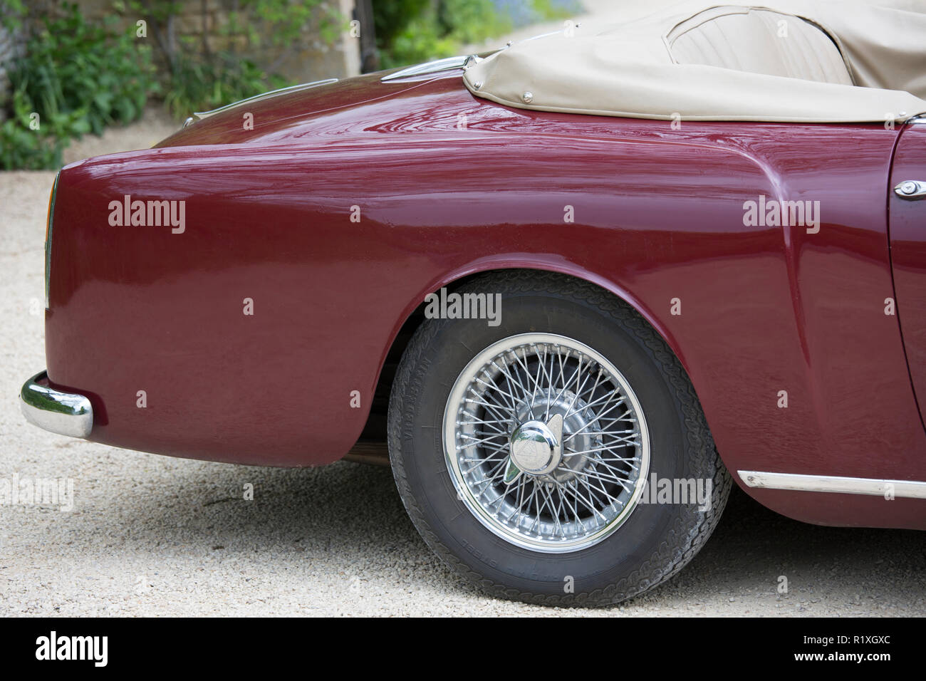 Ansicht der Rückseite des Rad und Reifen der Engländer Alvis TD21 DHC Serie 1 Drophead Coupé Oldtimer Pfingstrose Farbe, England Stockfoto