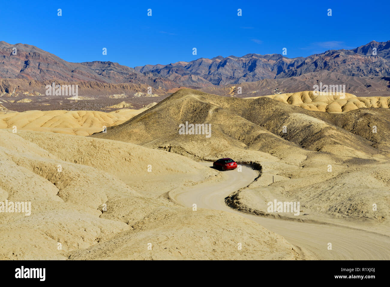20 Mule Team Canyon Scenic Drive mit touristischen Fahrzeug, Death Valley National Park, Kalifornien, USA Stockfoto