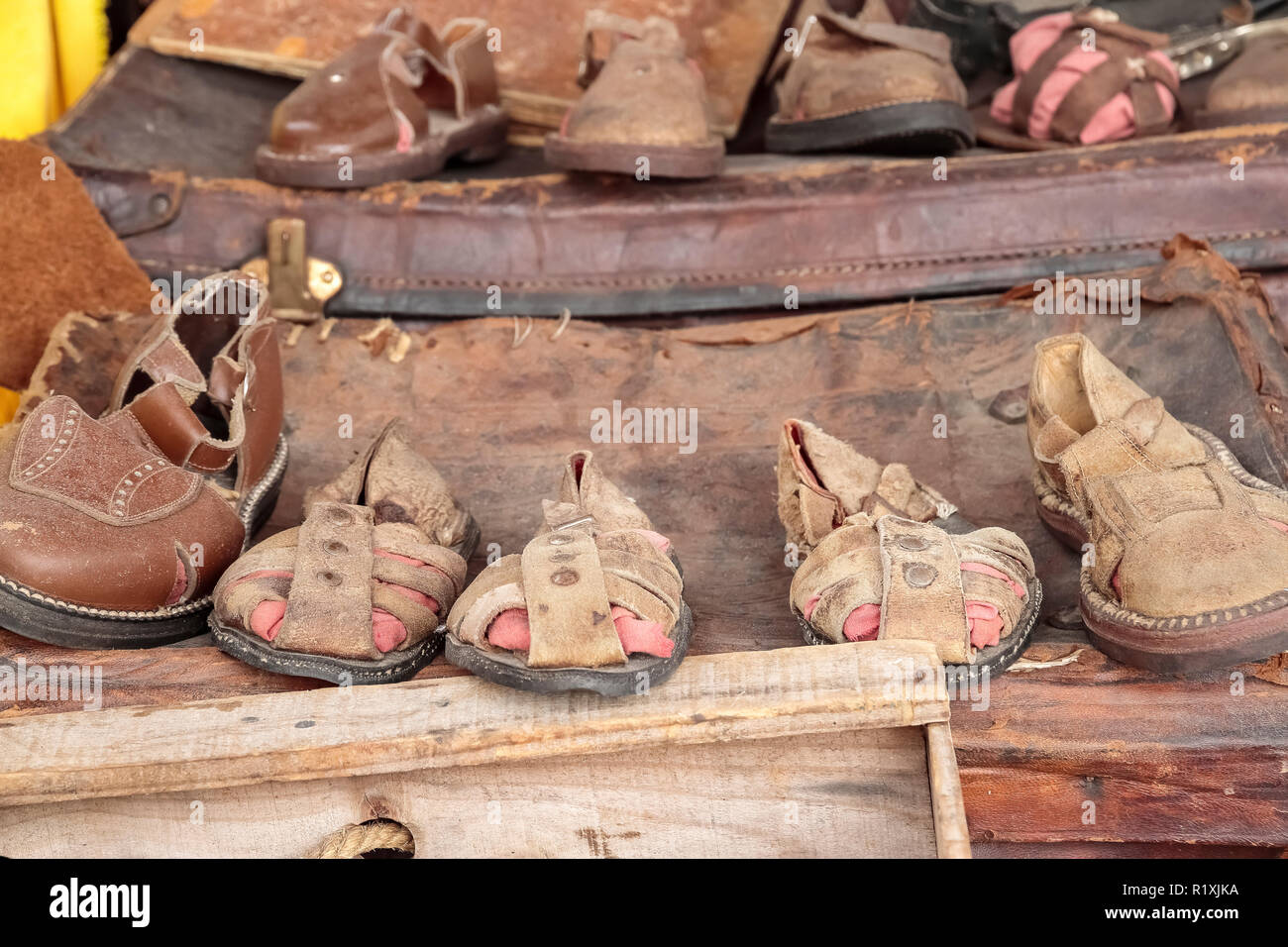 Ständer mit altem Leder Schuhe und Sandalen handgefertigt in traditioneller Weise Stockfoto