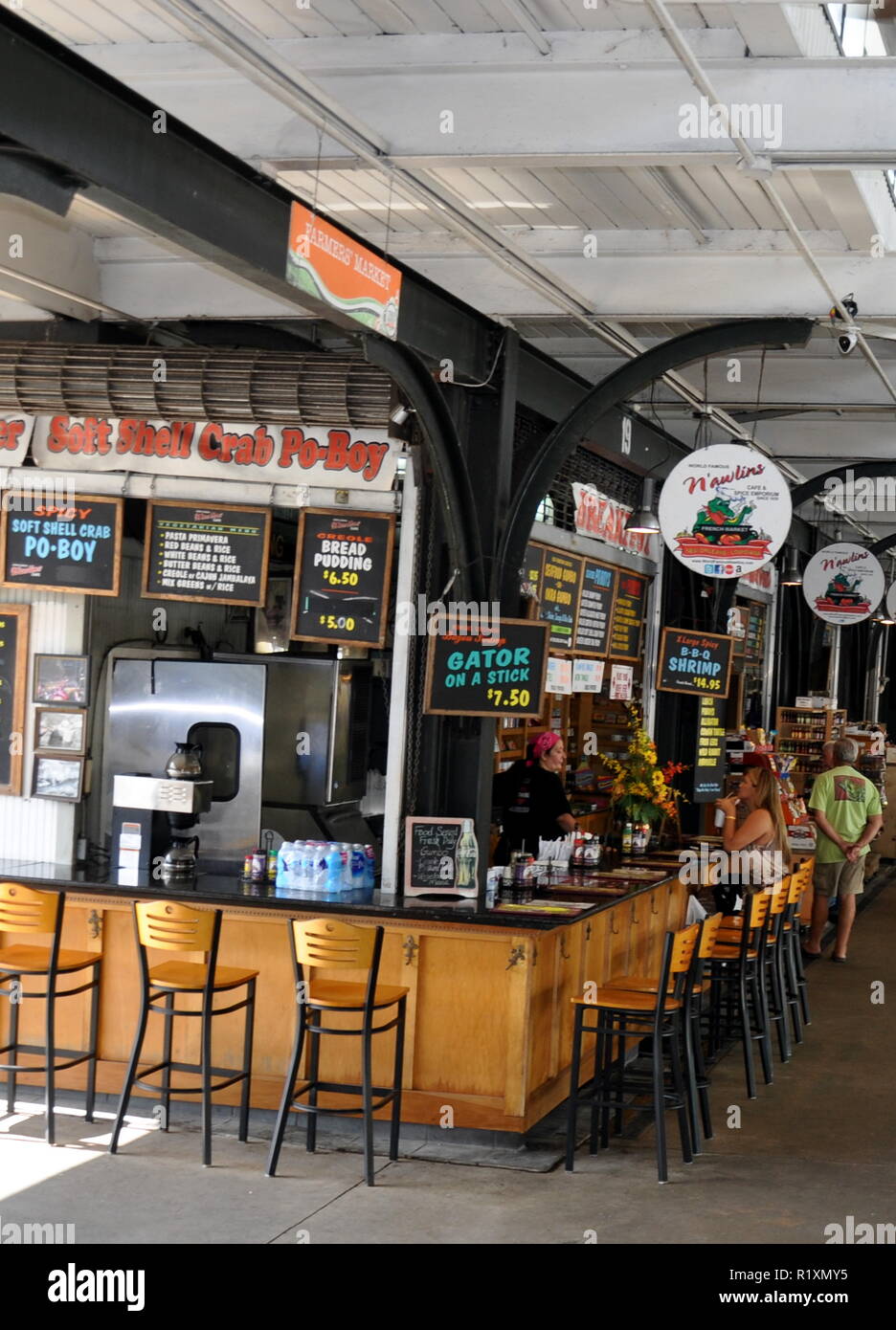 Eine der vielen Bars in den Französischen Markt, New Orleans, LA Stockfoto