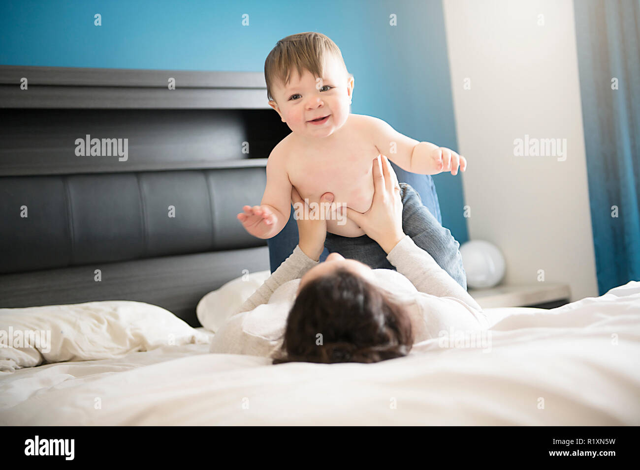 Eine Mutter und ihr Sohn Kind rechtzeitig zu Bett Stockfoto