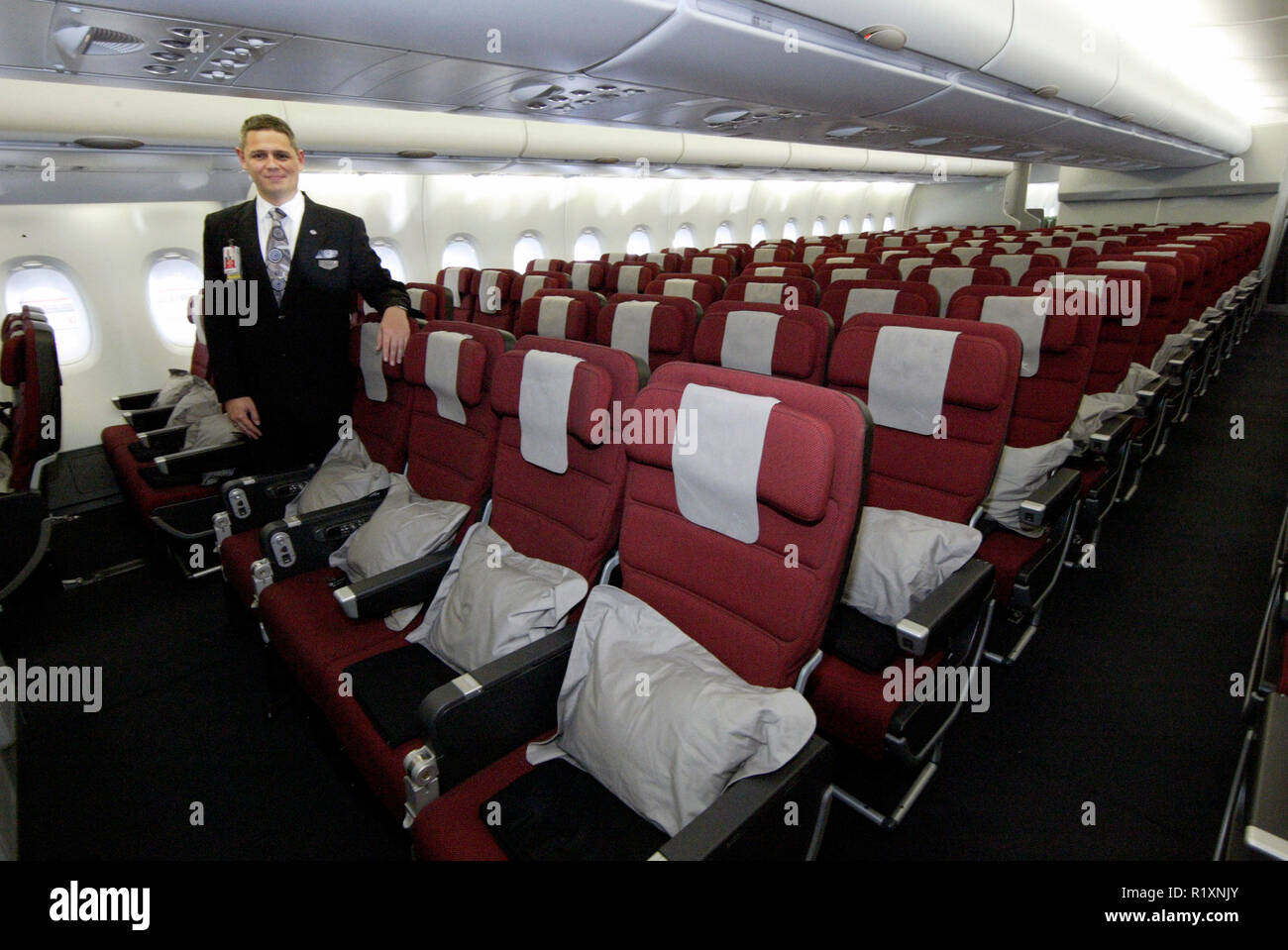 Qantas Cabin Crew Mitarbeiter Frederic Boulet in der Economy Class Qantas begrüßt seine erste A380 Jet nach Australien. Das Flugzeug, benannt nach der 92-jährigen australischen Pionier der Luftfahrt Nancy-Bird Walton, flog von Airbus in Toulouse, Frankreich, über Singapur, Sydney (Kingsford Smith) Airport. Sydney, Australien. 21.09.08. Stockfoto