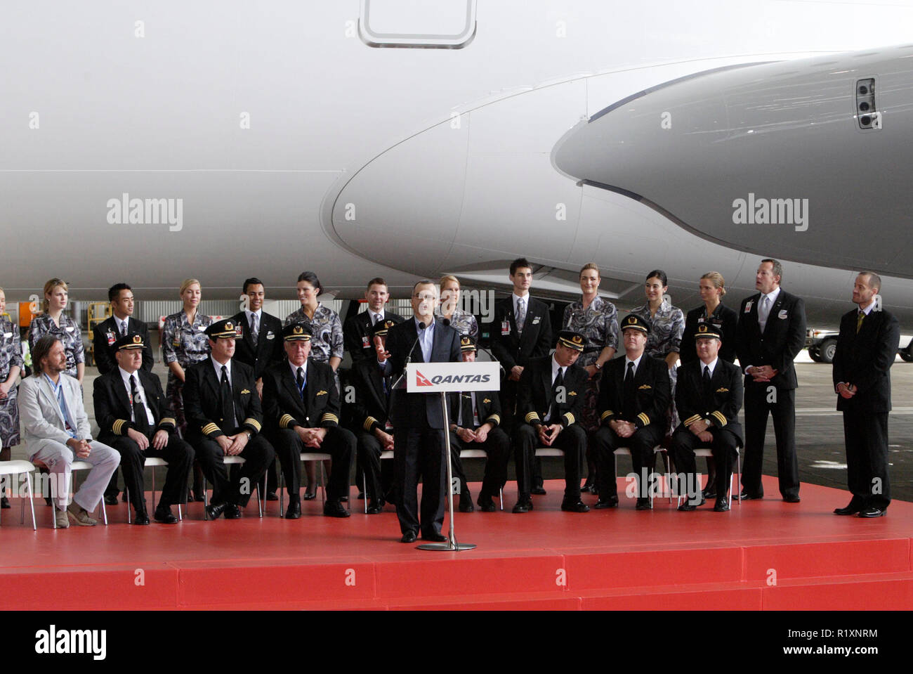 John Borghetti von Qantas mit der A380 Cabin Crew Qantas begrüßt seine erste A380 Jet nach Australien. Das Flugzeug, benannt nach der 92-jährigen australischen Pionier der Luftfahrt Nancy-Bird Walton, flog von Airbus in Toulouse, Frankreich, über Singapur, Sydney (Kingsford Smith) Airport. Sydney, Australien. 21.09.08. Stockfoto