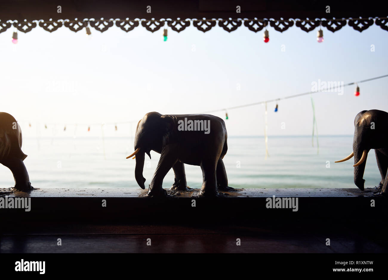 Holz- Elefant Statuen Dekoration der Erholungsort am tropischen Strand bei Sonnenaufgang Stockfoto