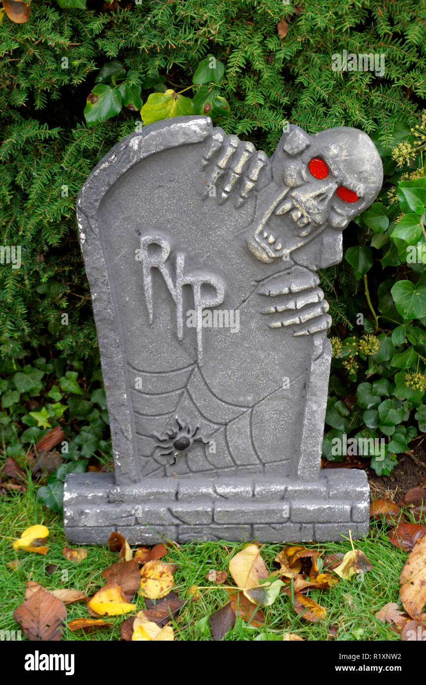 Ghoul und grabstein Halloween Dekoration in einem Garten Stockfoto