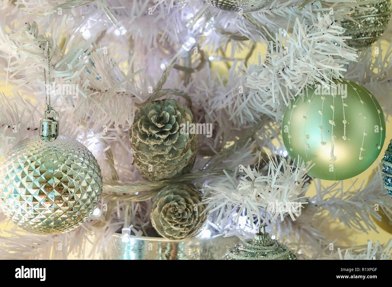 Marine Weihnachten Dekoration zu Hause, mit Muscheln, Schnecken, Netze, Steine, und marine Farben mit Silber und mit Gold. Stockfoto