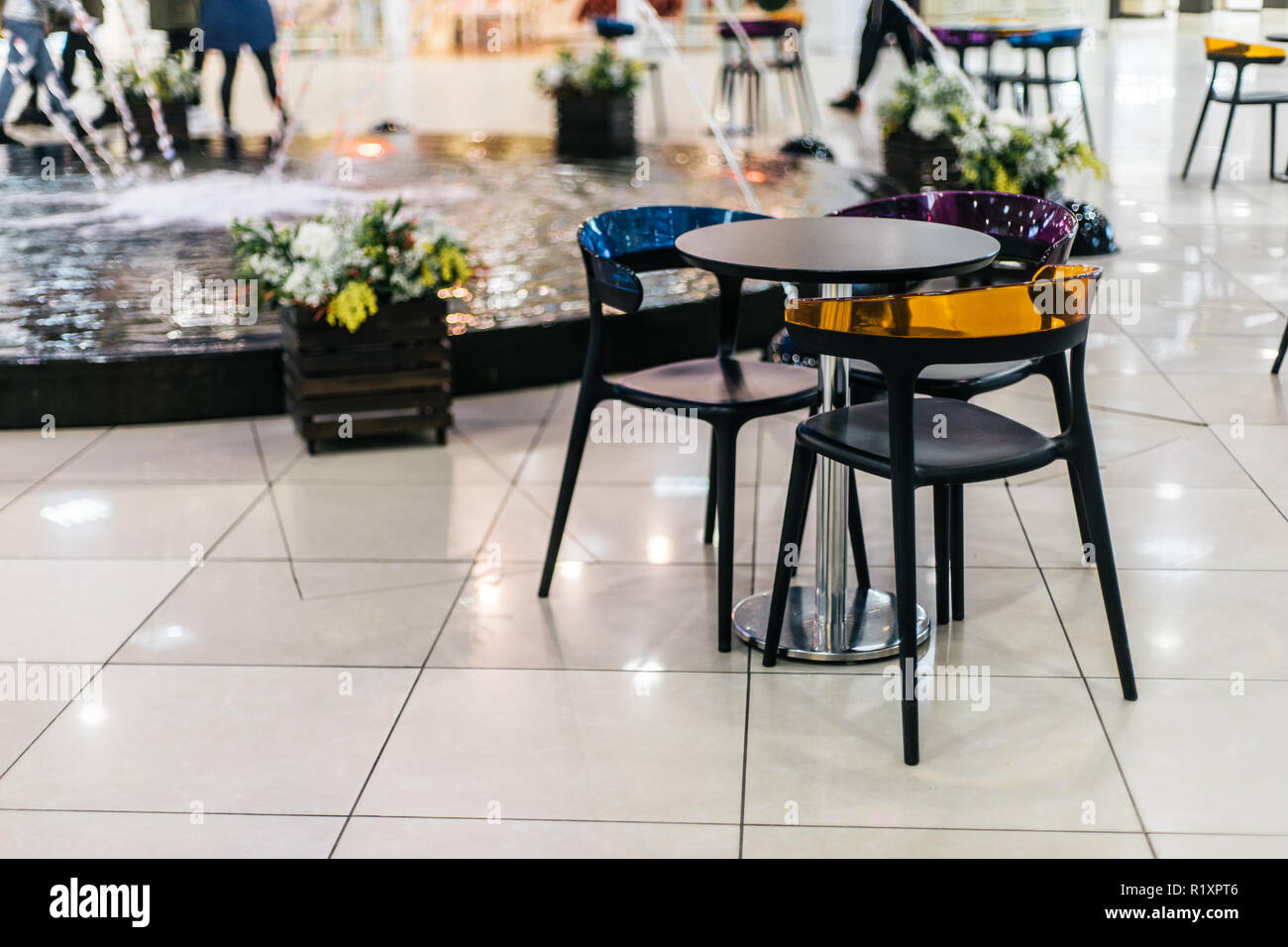 Bunte Tisch und Stühlen als Teil der Mall interior Stockfoto