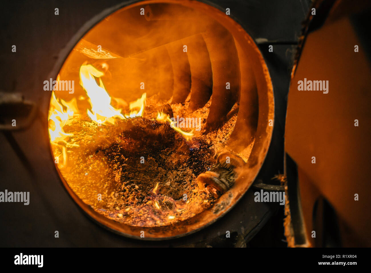 Herd mit hellen Feuer und viel Kohle innen öffnen Stockfoto