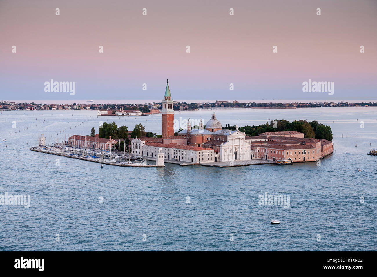 San Giogio Maggiore Kirche und Insel in der Dämmerung, Venedig, Italien Stockfoto San Giogio Maggiore Kirche und Insel in der Dämmerung, Venedig, Italien Stockfoto