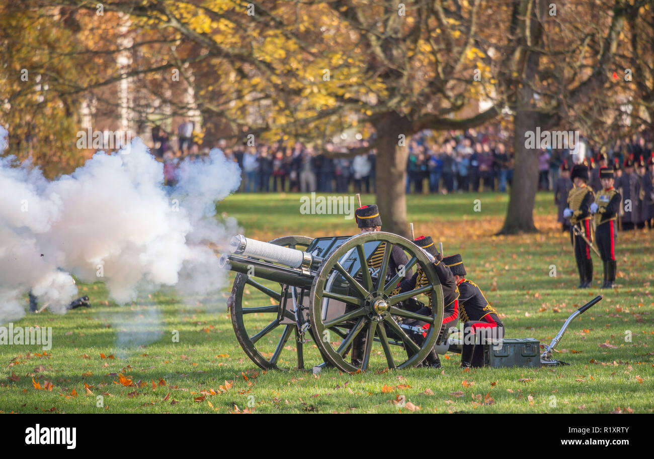 Green Park, London, UK. 14. November 2018. Zu Ehren seiner Königlichen Hoheit des Prinzen von Wales 70. Geburtstag, ein 41 Gewehren abgefeuert wird. Stockfoto