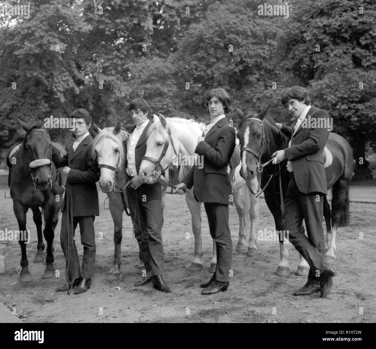 DIE BRITISCHE Popgruppe KINKS im Hyde Park im Jahr 1965. Von links: Peter Quaize, Mick Avory, Dave Davies, Ray Davies. Foto' Tony Gale Stockfoto